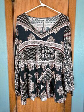 Maurices V-Neck Top Shirt Size Medium